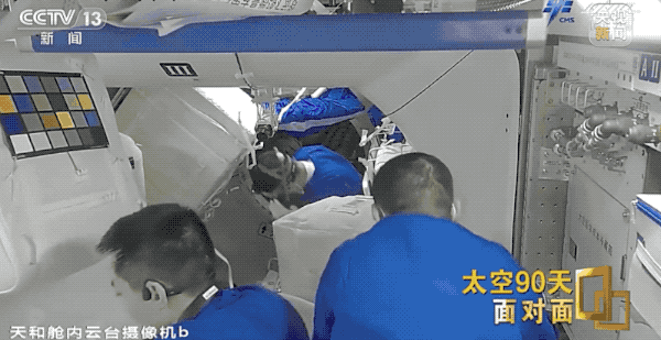 神舟十二号乘组在核心舱内活动。图源央视新闻