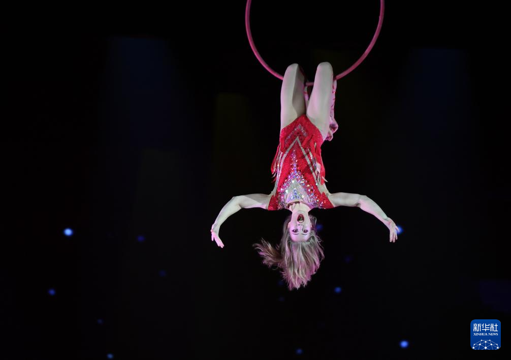 10月25日,俄罗斯杂技演员在进行表演.