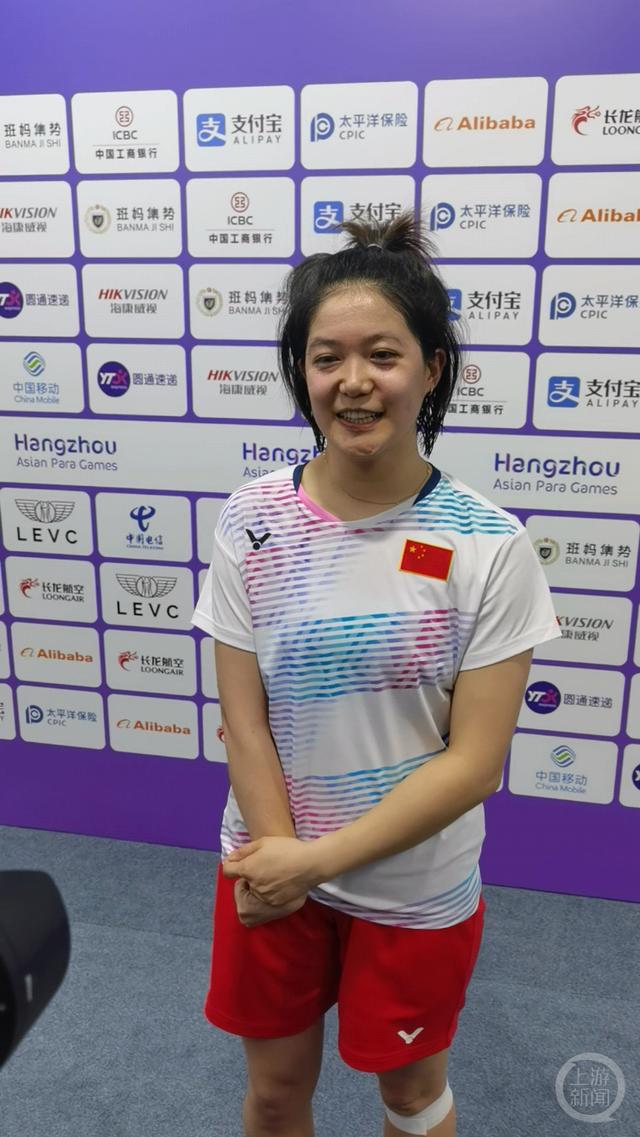 姐妹驰援鲜花庆功!27岁妹儿斩获杭州亚残运会重庆首金|残疾人_新浪财