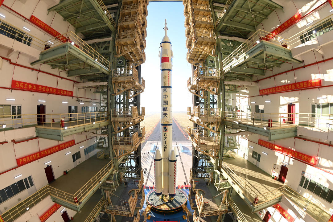 10月19日,神舟十七号载人飞船与长征二号f遥十七运载火箭组合体准备