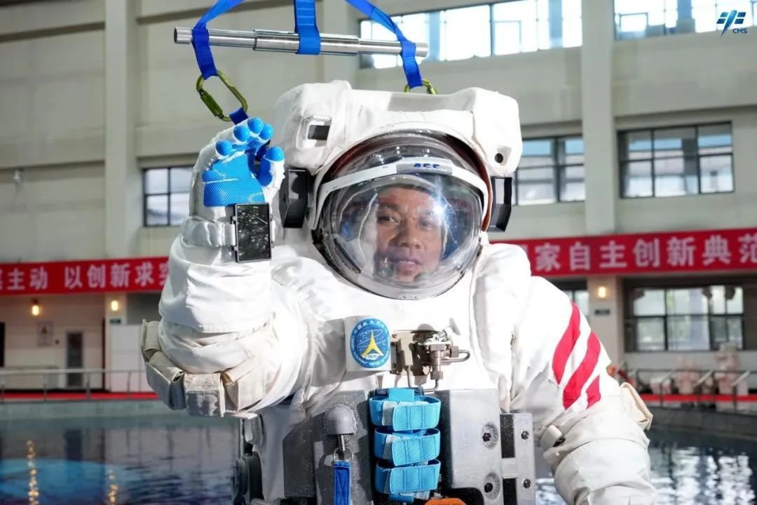 汤洪波在水下训练服内(中国载人航天供图)