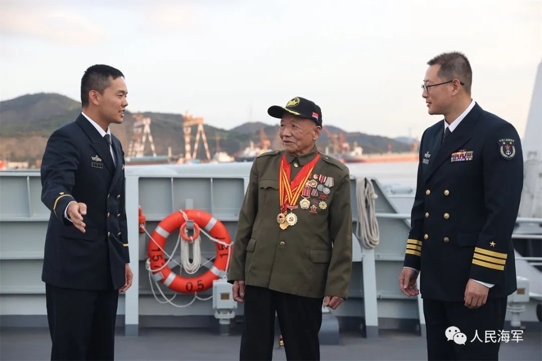 交流结束后张继荣老人带领丽水舰全体党员重温入党誓词在革命先辈的声