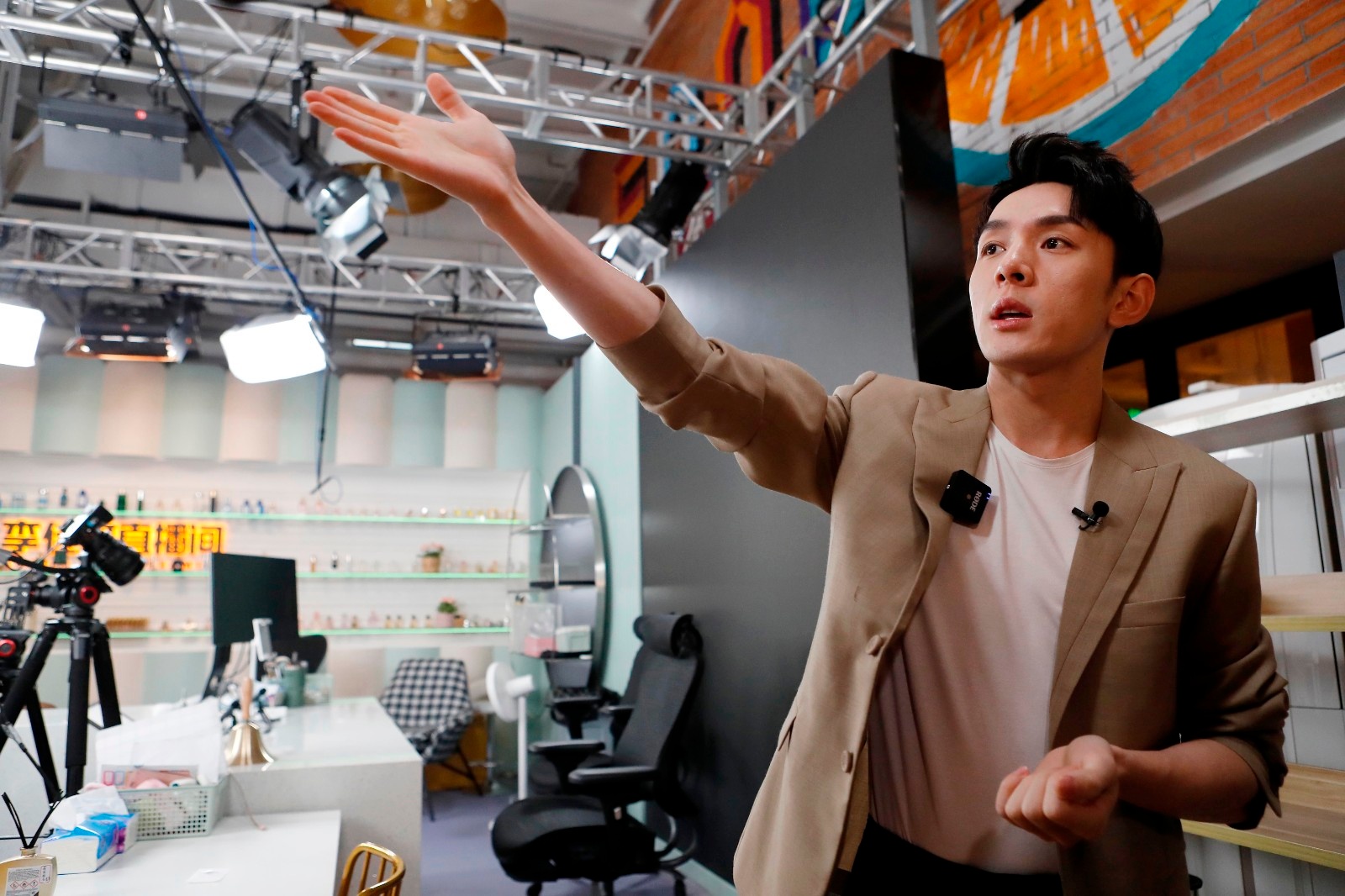 图为李佳琦正在介绍直播间.(图片由cnsphoto提供)