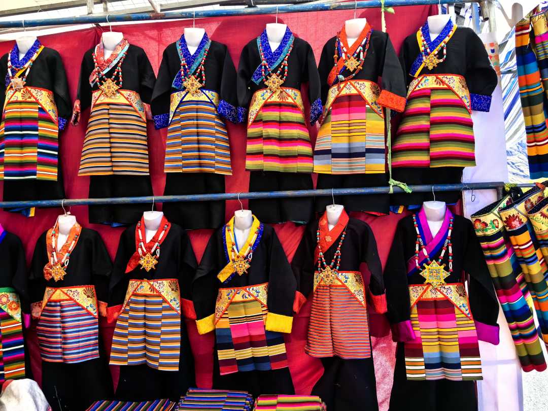 展销会上,氆氇制作的服饰产品.代玲摄