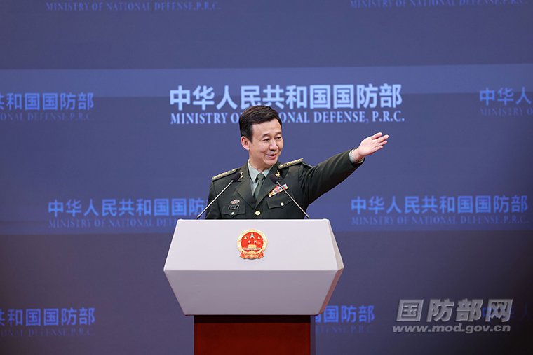 举行例行记者会,国防部新闻局局长,国防部新闻发言人吴谦大校答记者问