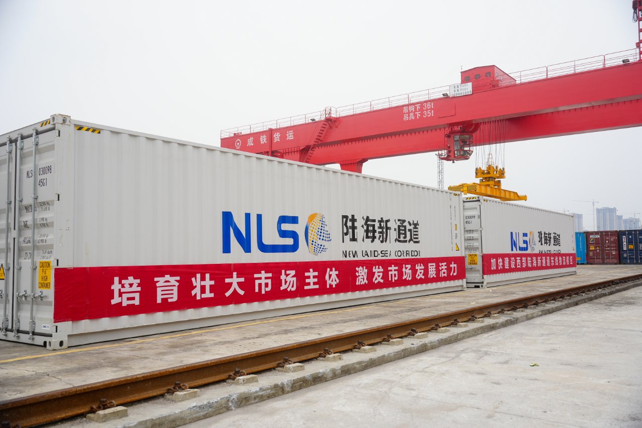 渝东北万州,渝东南秀山片区,要持续与海关携手共建,共同打造深度互补