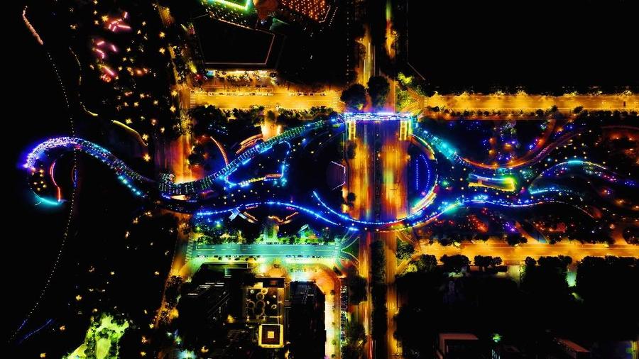 俯瞰夜晚靓丽的金凤凰一边赏夜景,一边畅聊据了解,金凤凰广场是国内首