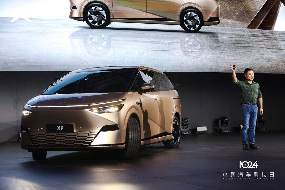 小鹏汽车董事长何小鹏和小鹏x9