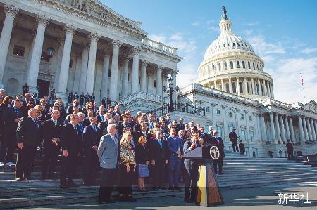 10月25日，在美国华盛顿国会外，新当选的众议院议长迈克·约翰逊（前）发表讲话。 