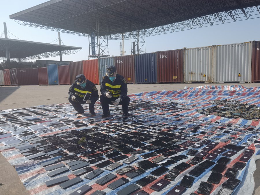 上海外高桥港区海关查获电子用品洋垃圾7.5吨。（邵媛 摄）