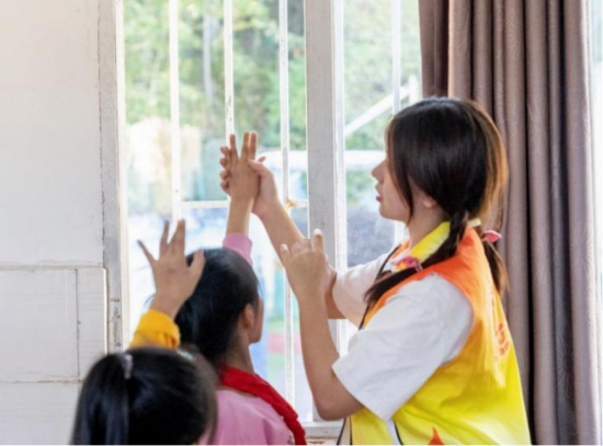 陈怡静对小学生进行舞蹈动作教学.受访者 供图