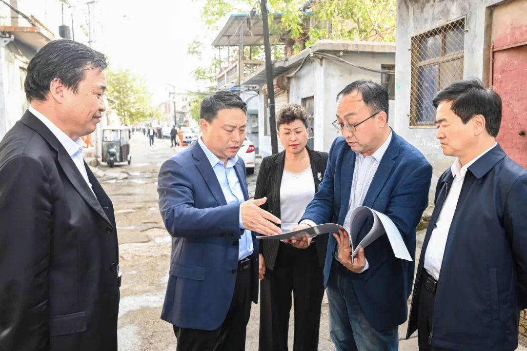 10月26日,市委书记杨猛到襄都区就邢台古城开发保护项目现场办公.