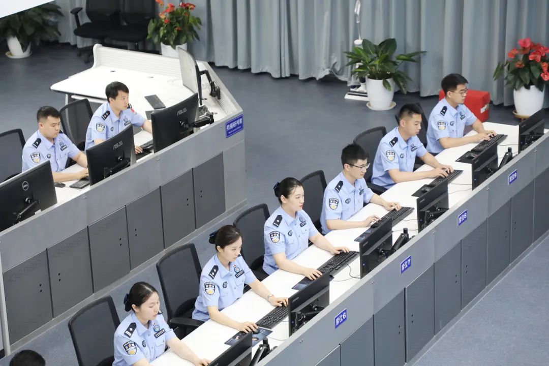 图为数据研判室移民管理警察正在工作.