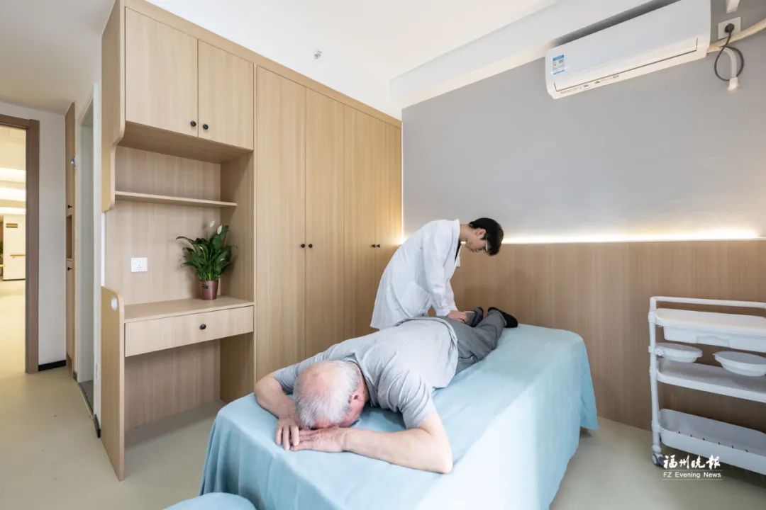 中医理疗室能为长者们提供针灸,按摩等服务