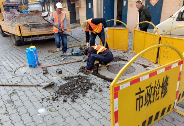 市政工人正在维修.记者 李铎 摄
