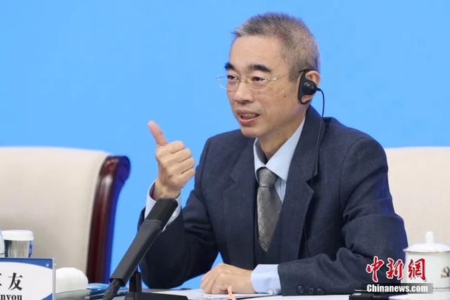 有细心的观众发现,经历三年疫情,吴尊友的样貌悄然发生着改变,头发从