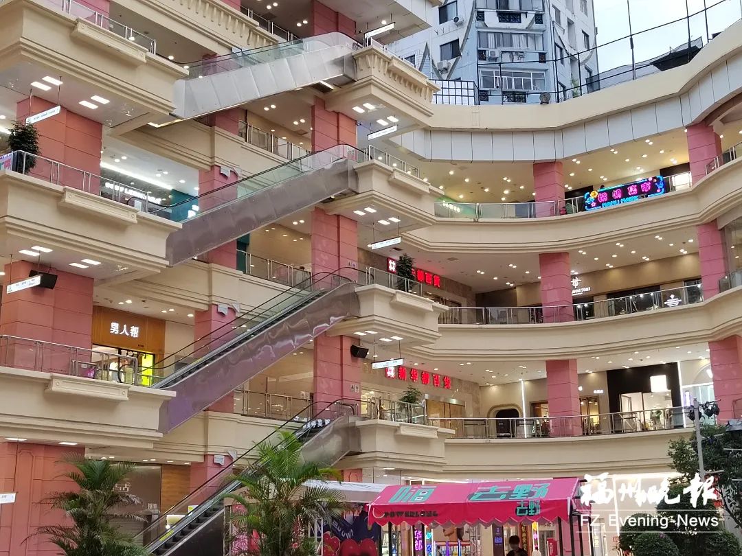 新华都百货（福州宝龙店）位于宝龙城市广场的1楼至4楼