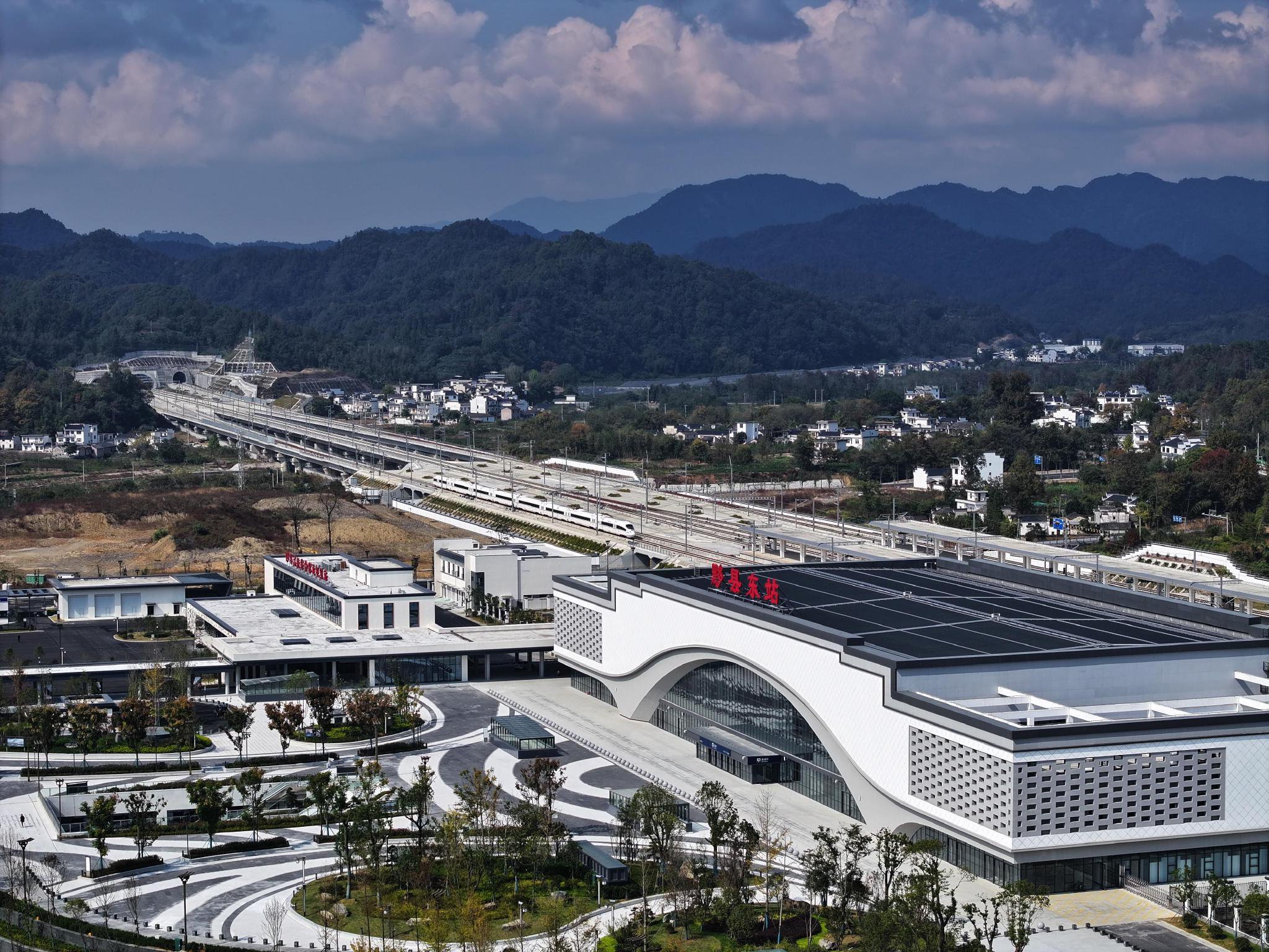 10月26日,试运行列车通过黟县东站.本报记者 徐旻昊 摄