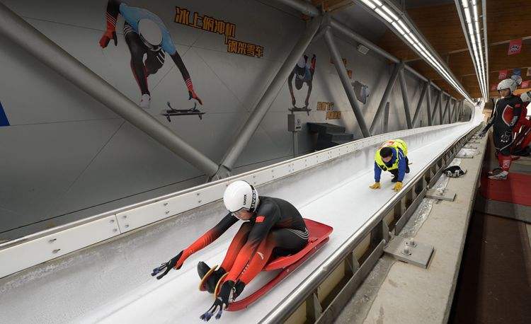 国家雪车雪橇中心内,参赛运动员们在赛道上试滑行.记者 陶冉 摄