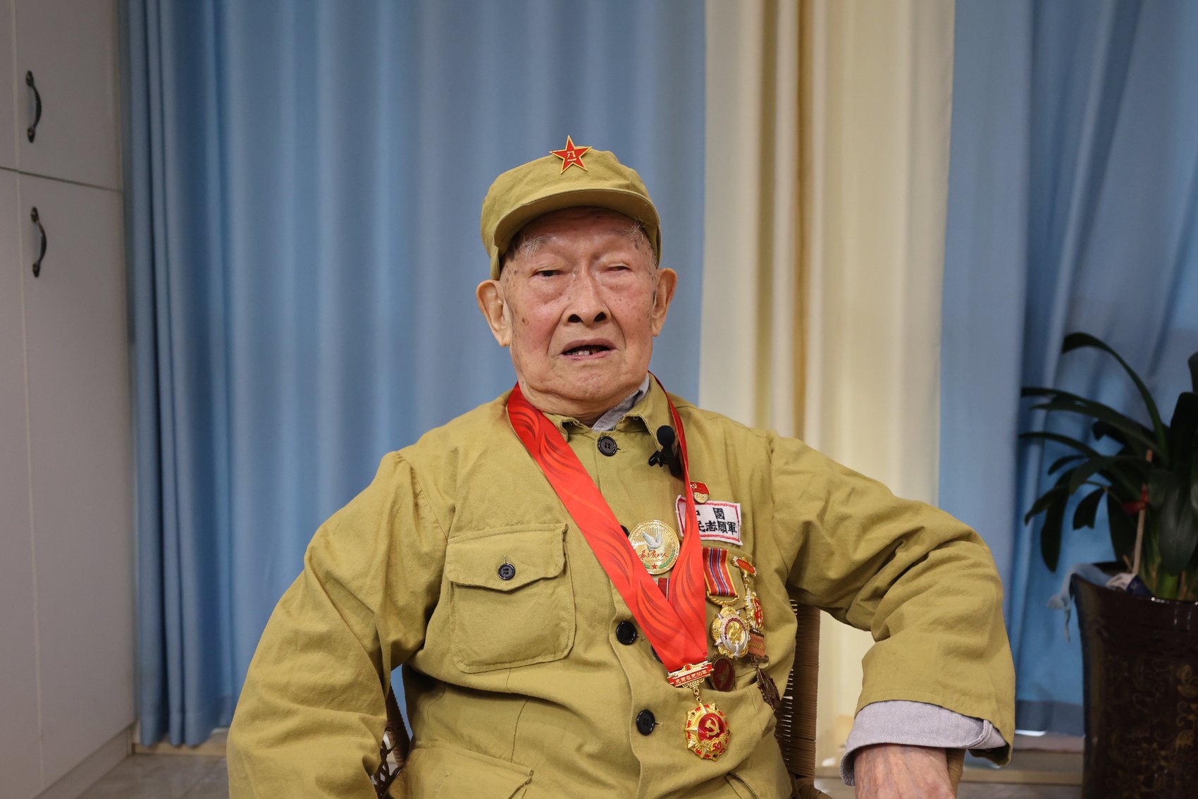 10月26日,老兵何伯超在家里接受记者采访