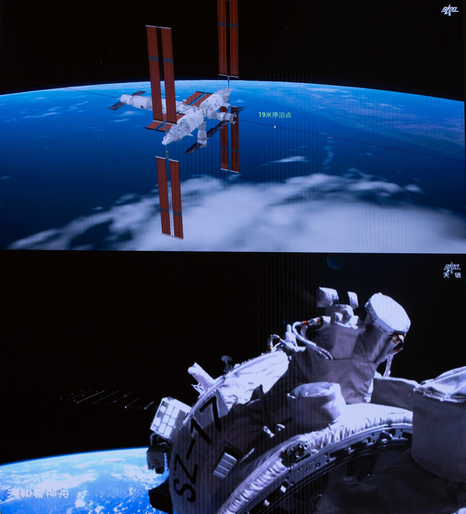 10月26日在北京航天飞行控制中心拍摄的神舟十七号载人飞船和空间站天