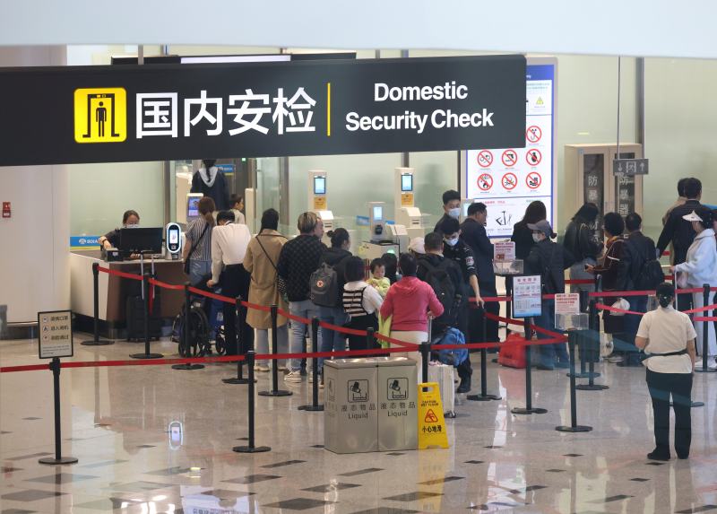 10月26日,北京大兴国际机场,排队安检的旅客.记者 陶冉 摄