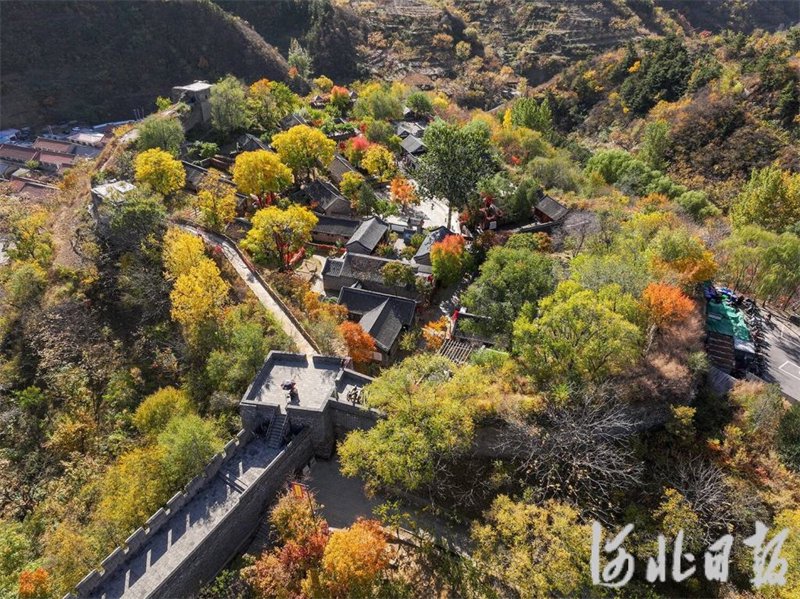 10月26日,迁西县青山关长城古堡秋色.