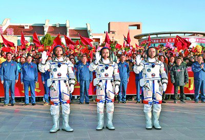 航天员汤洪波(右),唐胜杰(中),江新林在出征仪式上.