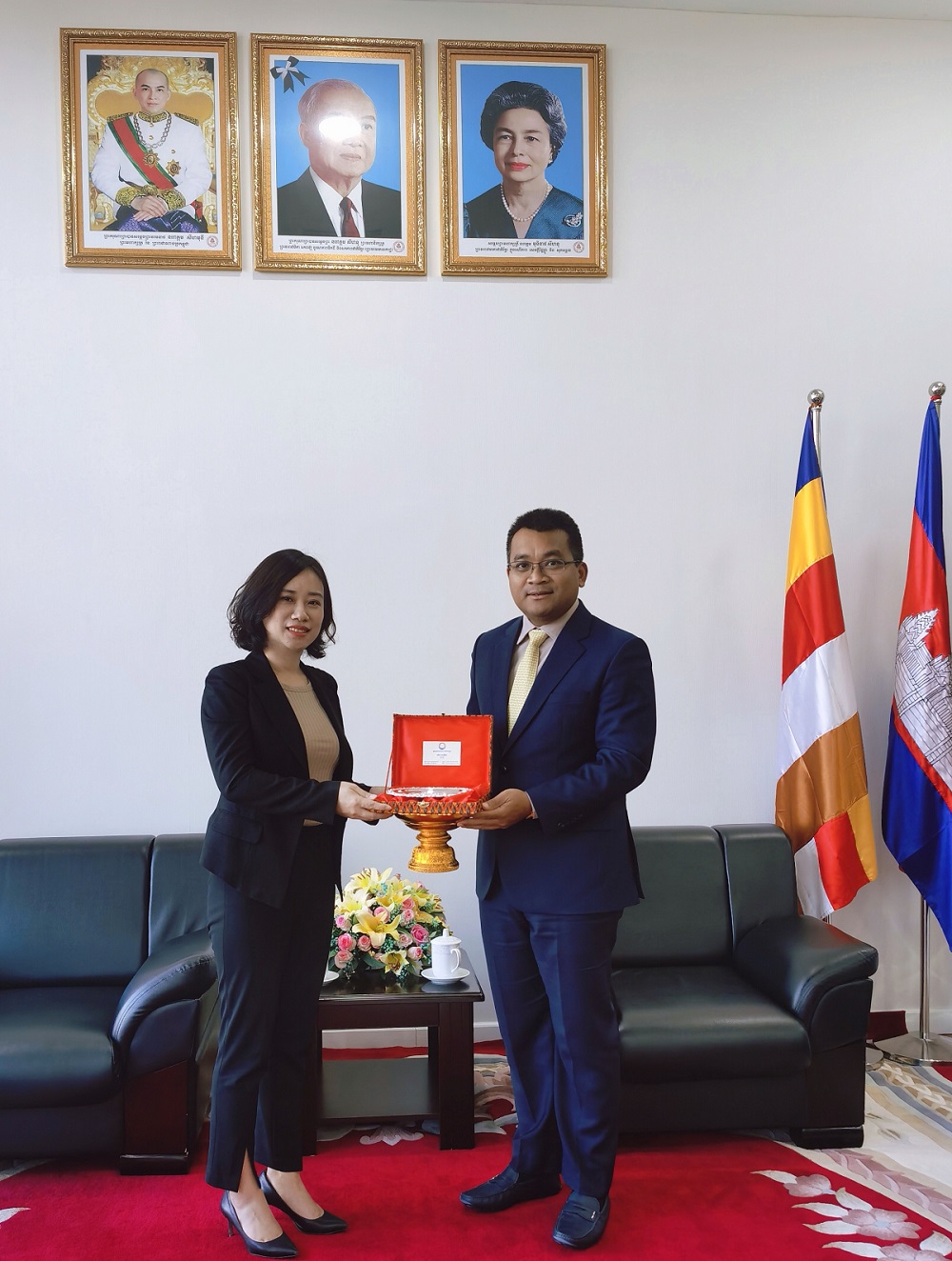 钟洁参赞拜会柬公共工程与运输部大臣宾波尼_新浪财经_新浪网