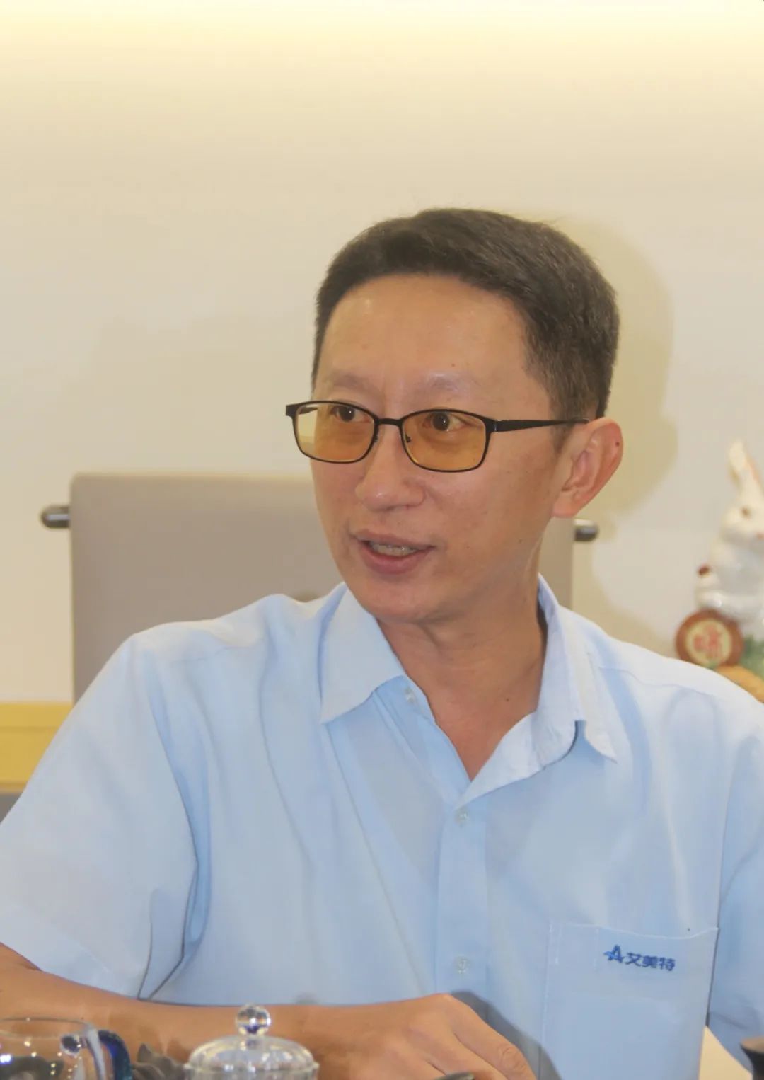 事实上,史鸿尧安排史瑞斌到艾美特做基层员工,正如当年安排他独自到