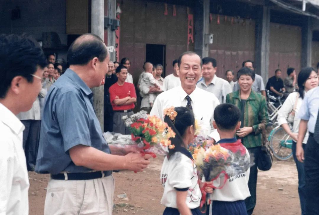 2010年10月17日,史鸿尧在江西上犹出席艾美特希望小学教学楼揭幕仪式