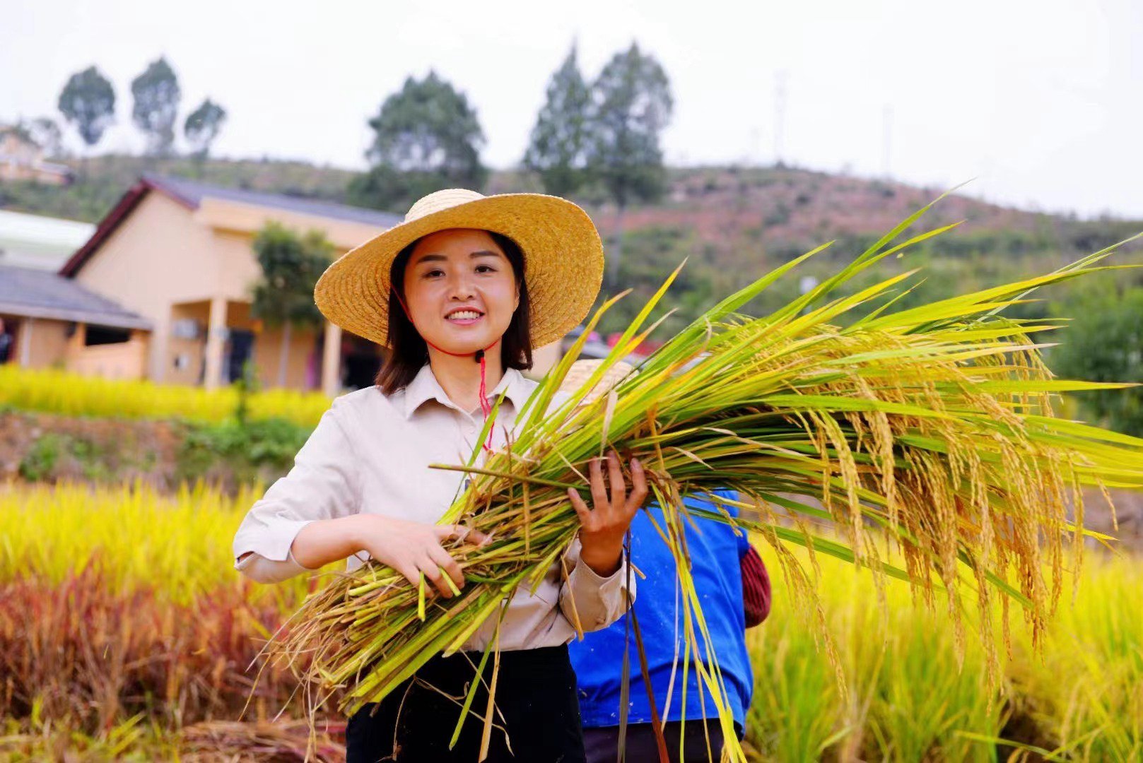 邓小燕乡村代言人贺松柏:"村歌"里的乡愁走在广安市华蓥市永兴镇的