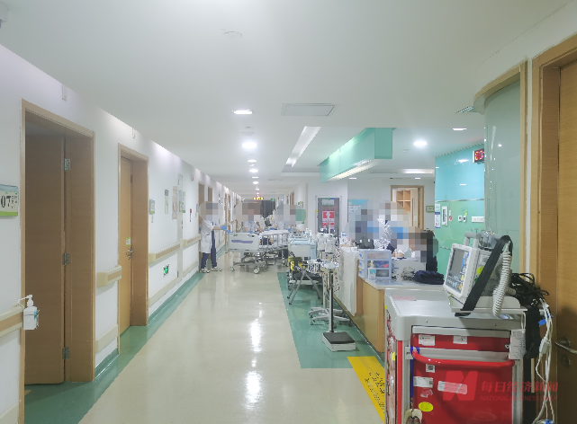 深圳欢乐谷过山车碰撞,多人受伤送医 港大深圳医院急诊目前已恢复正常