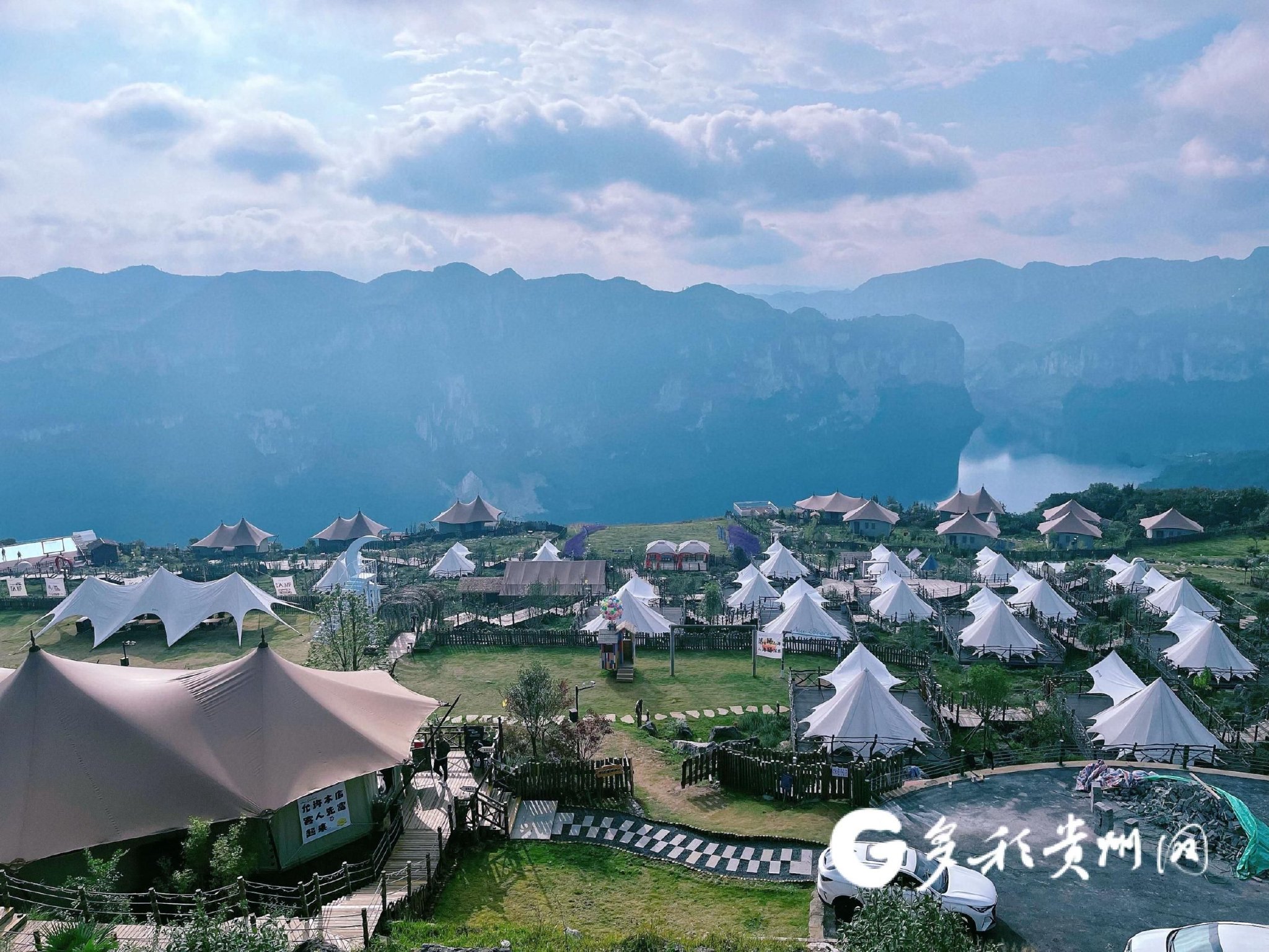 高质量发展调研行村民说黔西市化屋村乡村振兴发展实景图越绘越美