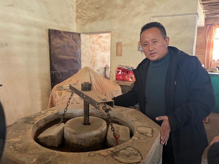 图为旦增曲扎介绍藏香制作过程.中新网赵丽摄