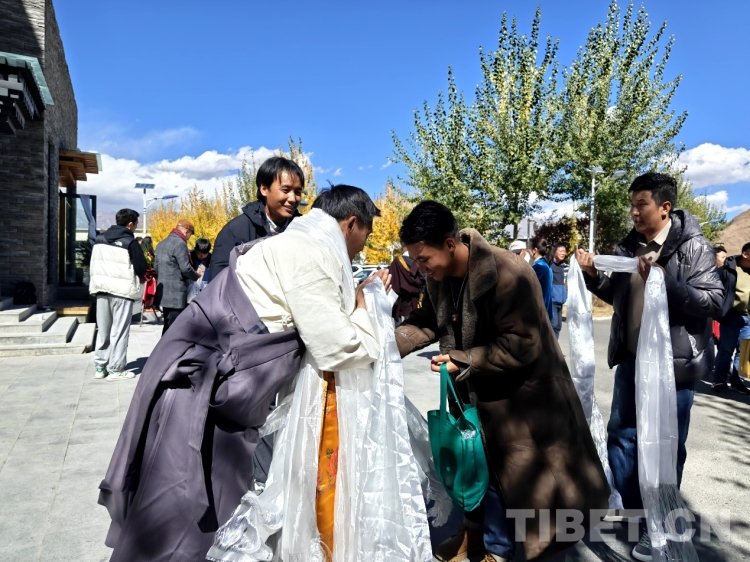 西藏丹巴绕旦唐卡艺术学校校长旦增平措敬献哈达,表达对丹巴绕旦教授