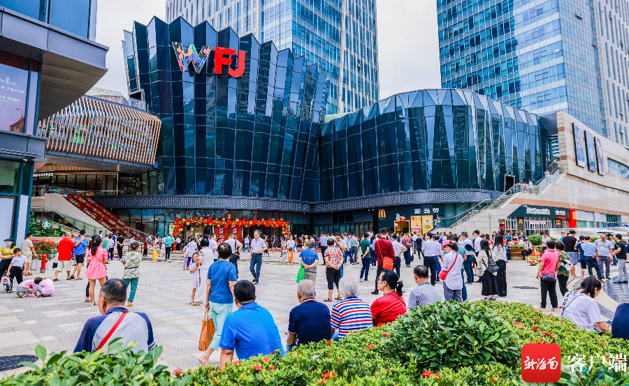 10月28日,位于海口国贸商圈的王府井海垦广场焕新揭幕.记者 李昊 摄