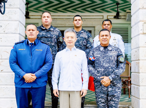 驻多米尼加大使陈鲁宁会见拉阿尔塔格拉西亚省警察局局长