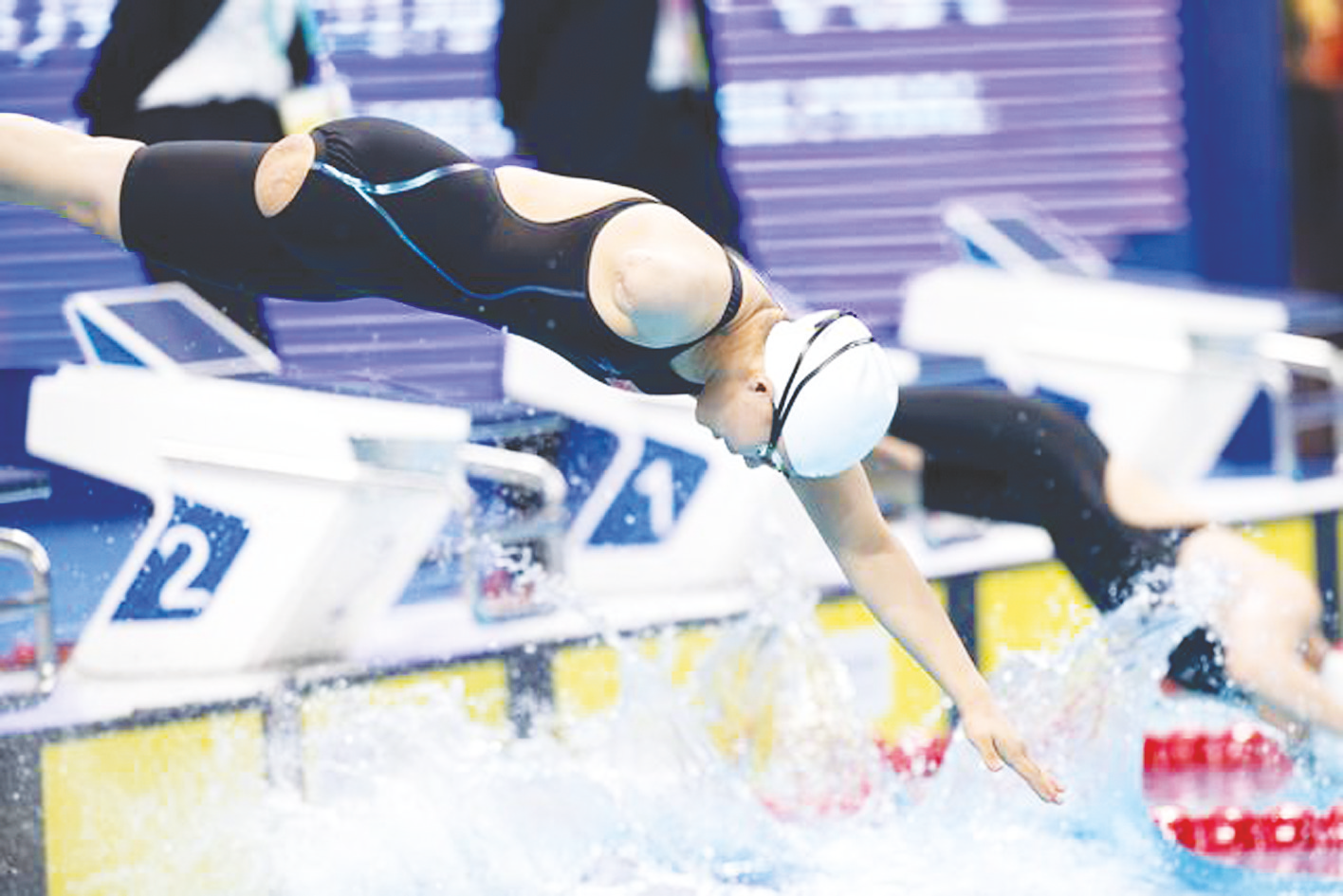 10月27日,蒋裕燕在比赛中入水 新华社发游泳项目当日完赛,中国队拿下7