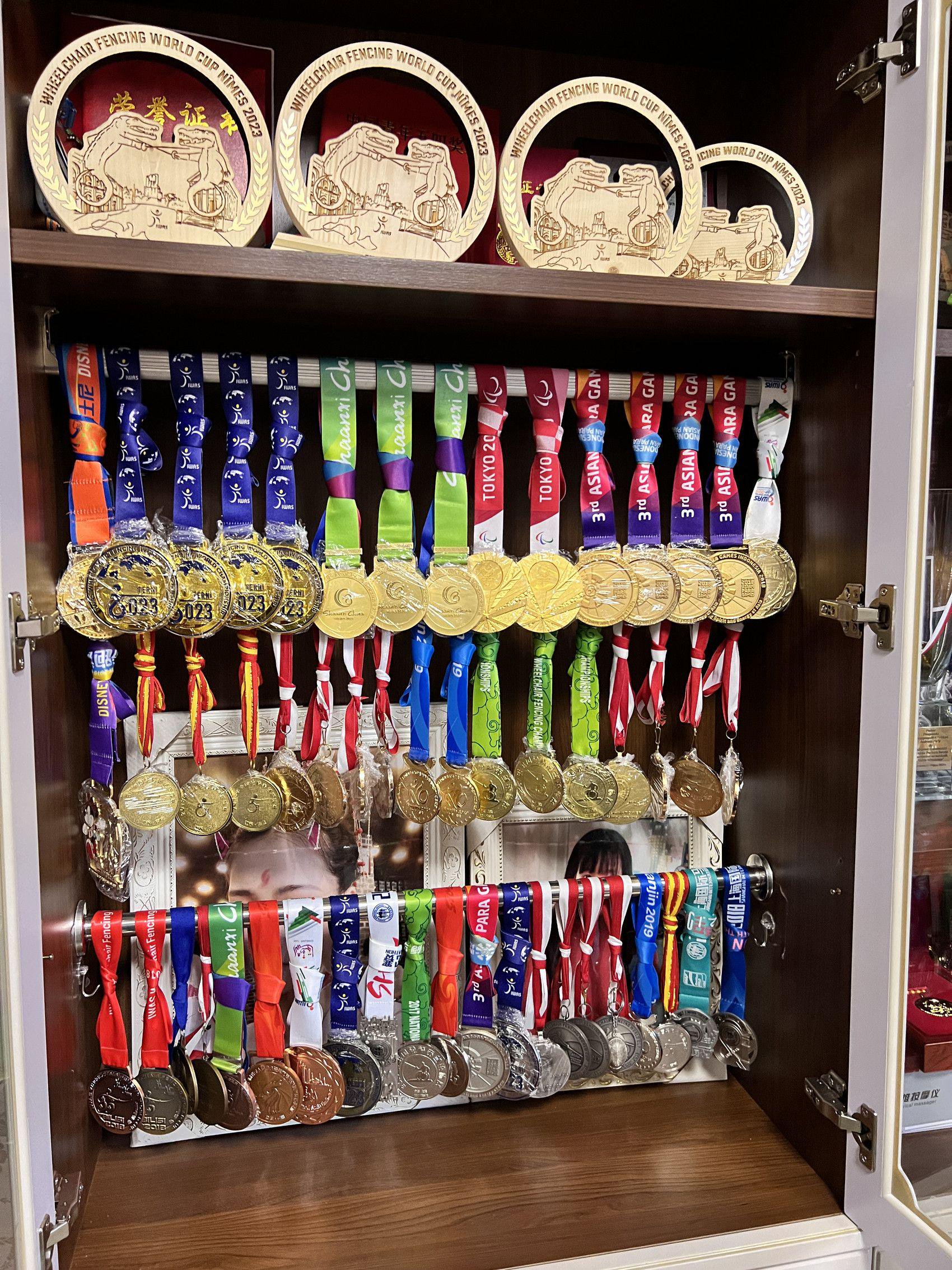 辜海燕家中的奖牌展示柜