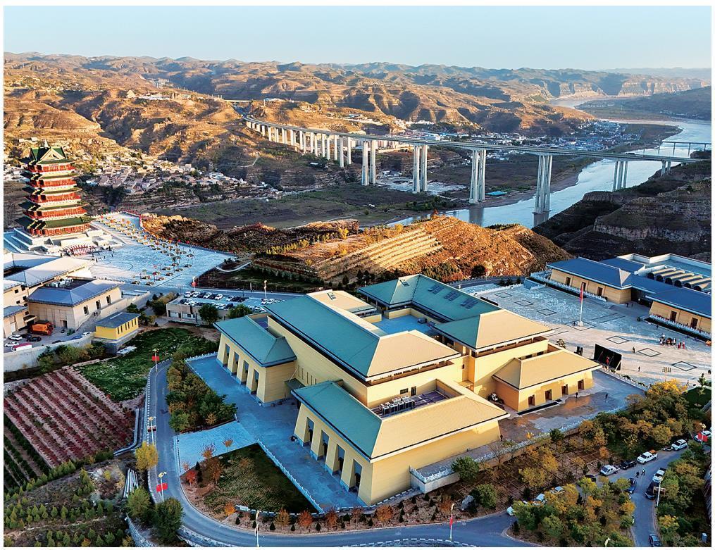 10月27日记者航拍坐落在黄河之畔的陕西黄河文化博物馆.