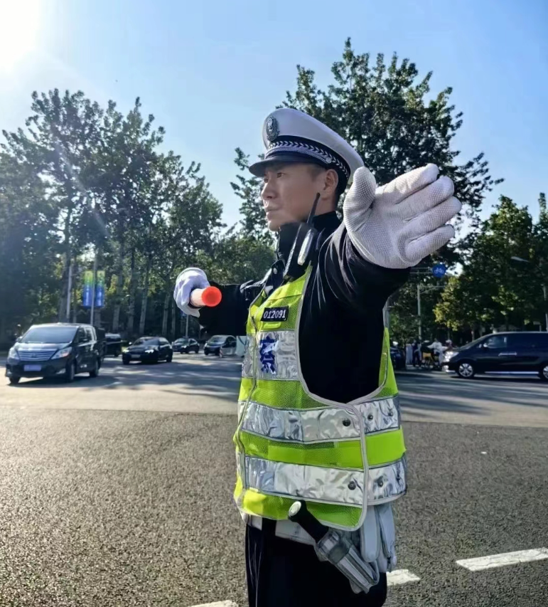 近日,北京市公安局公安交通管理局朝阳交通支队民警在景区路口指挥
