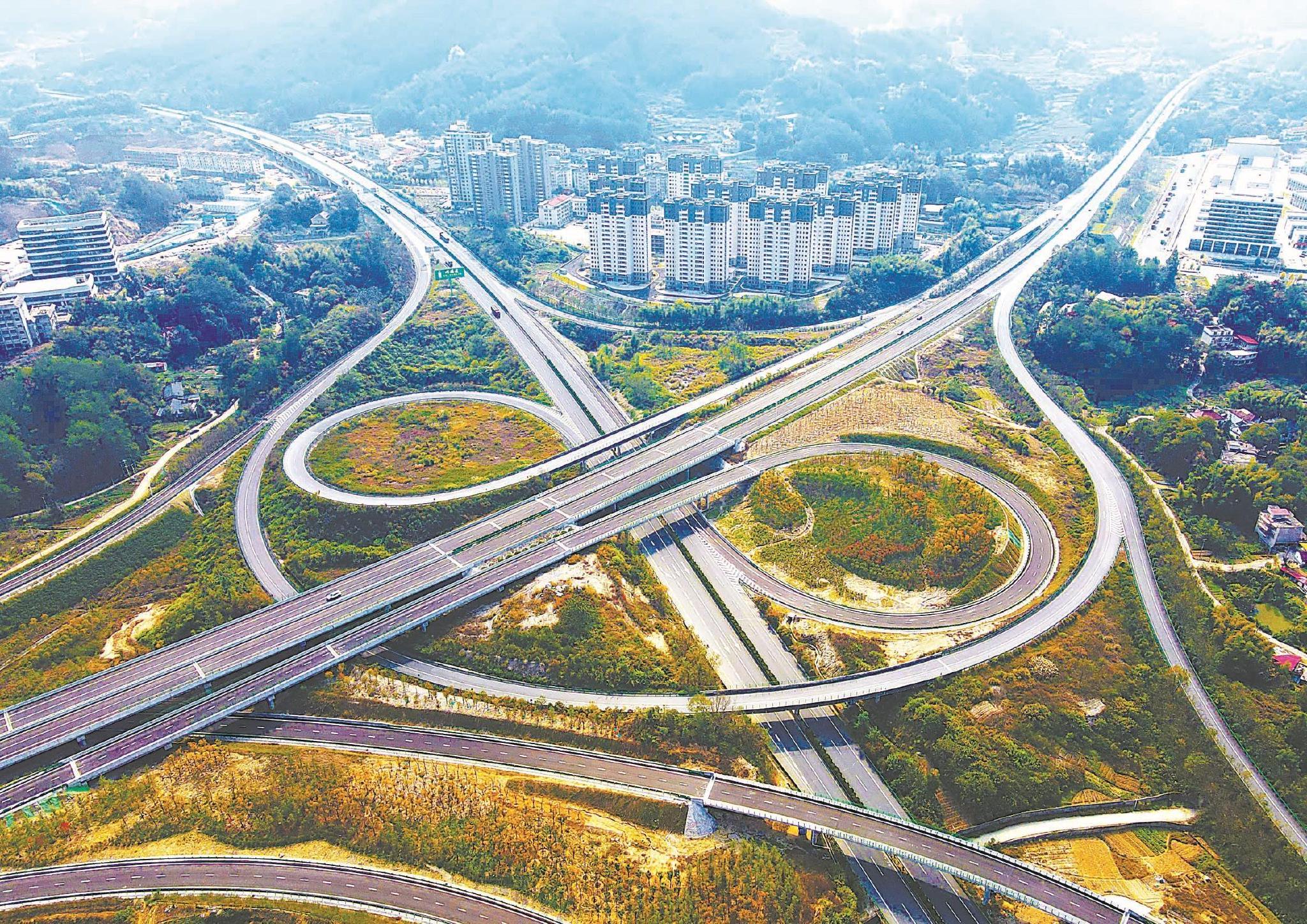 范克龙)10月28日上午,由安徽交控集团投资建设的上海至武汉高速公路