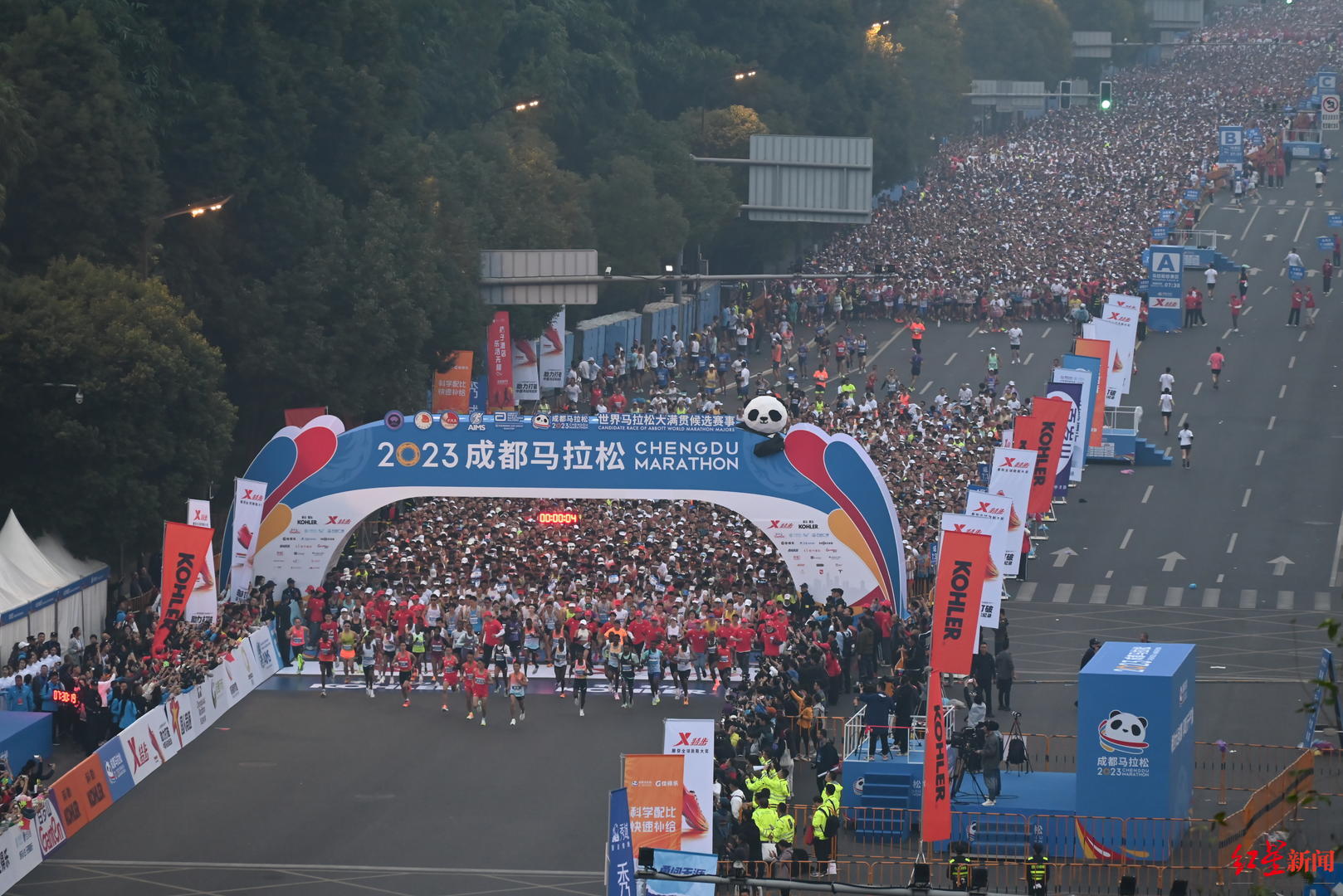 今日,成都马拉松鸣枪开跑