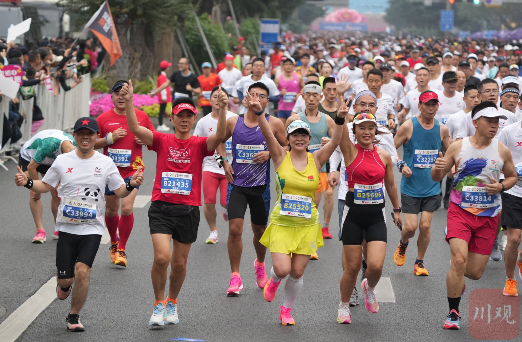 c视频丨用脚步丈量成都 2023成都马拉松开跑|成都马拉松_新浪财经_新