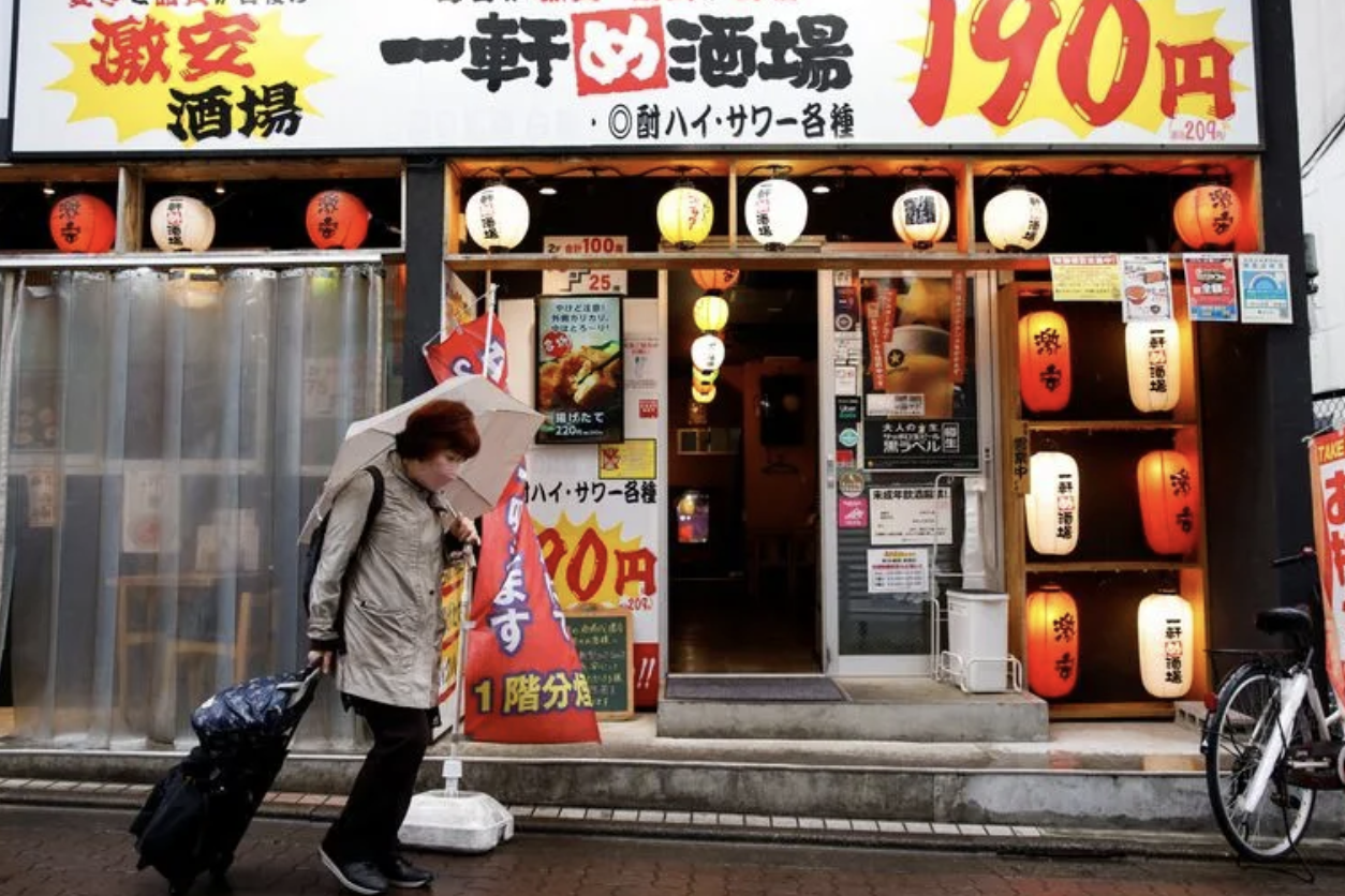 一名日本老人走过廉价居酒屋。（图源：社交媒体）