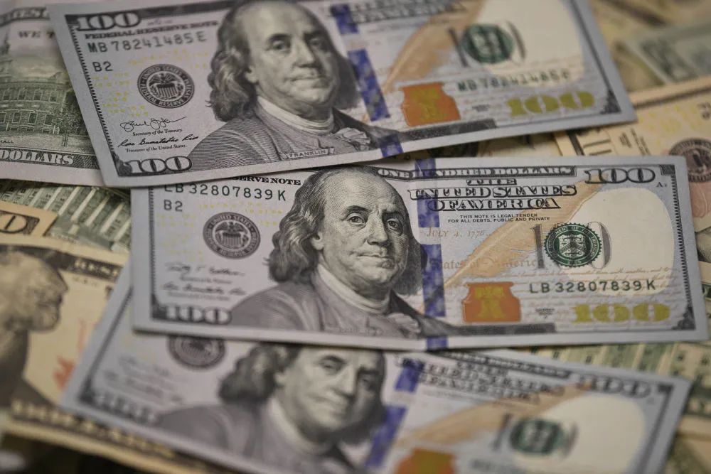 这是在美国华盛顿拍摄的美元纸币.(新华社记者 刘杰 摄)