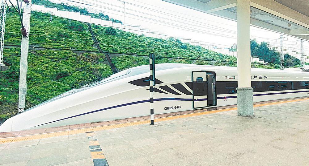 在成都东站25站台,车门旁显示屏显示着"c5651""成都东-宜宾西"等字样