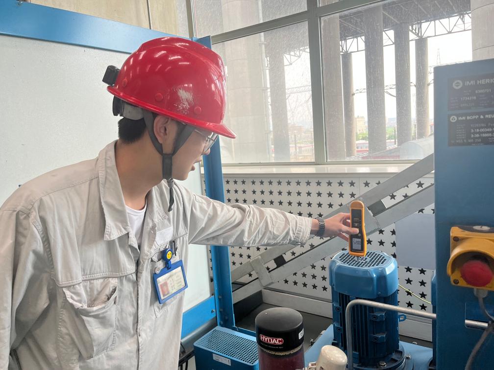 晋控电力山西长治发电公司工作人员在检查设备。（受访企业供图）