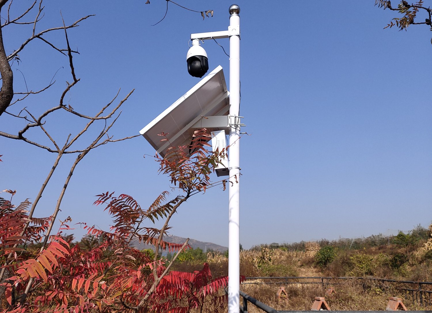 图为保定联通通过摄像头监控农村粪污处理情况.